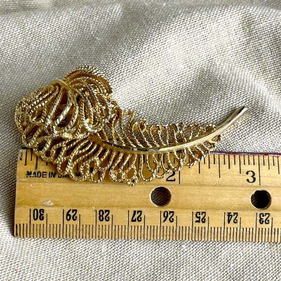 Capri gold feather brooch - 1980s vintage costume jewelry - Picture 5 of 5